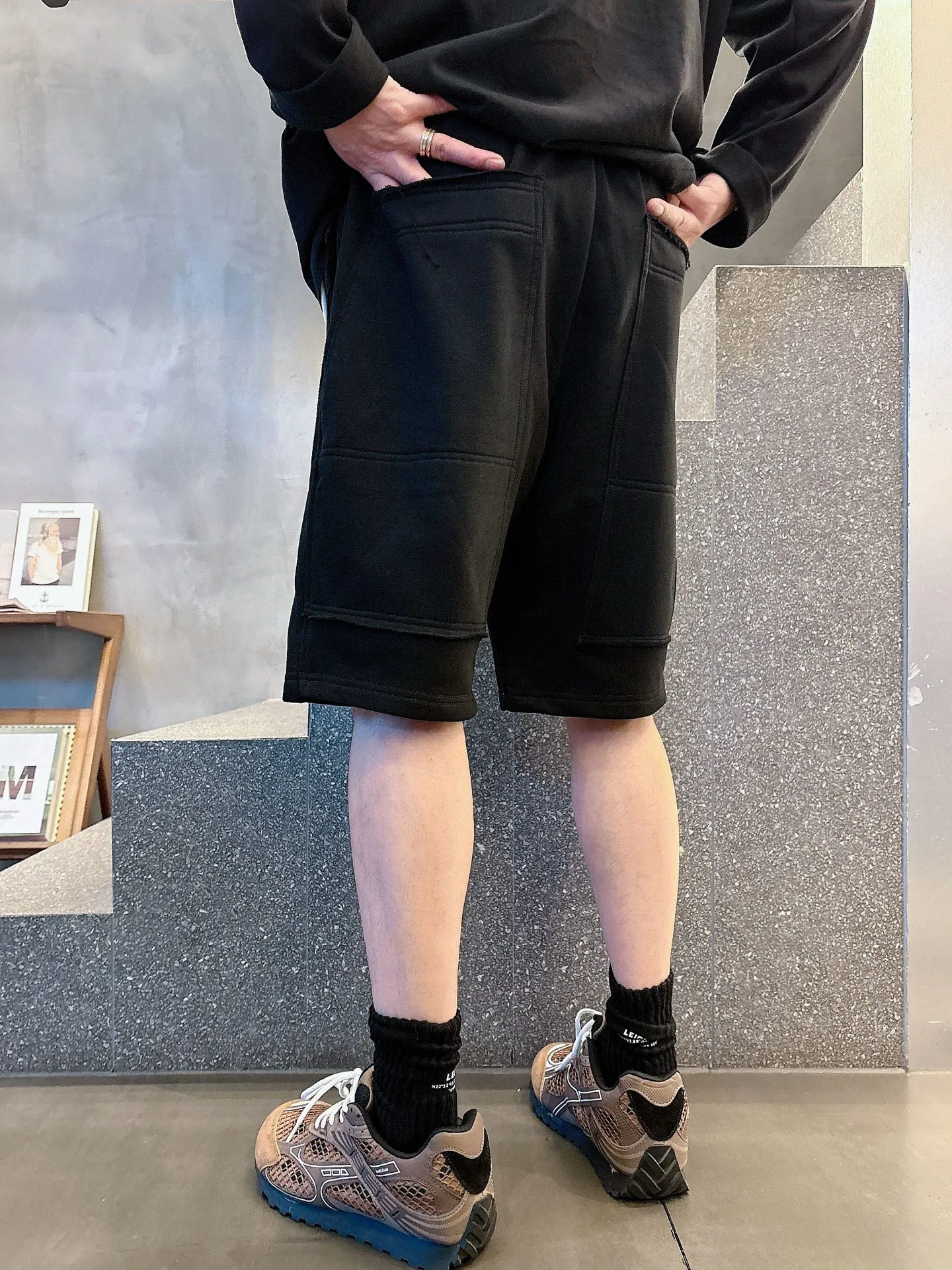 Balenciaga's three-standard complete 2026 summer New Arrival men's casual shorts, advanced custom-made Breathable fabric, Breathable fabric, extremely stretchy and comfortable, impeccable details, top-grade accessories, original logo design concept, delicate and soft feel! The upper body fit is awesome! Size: M-XXXL Please state your height and weight when ordering